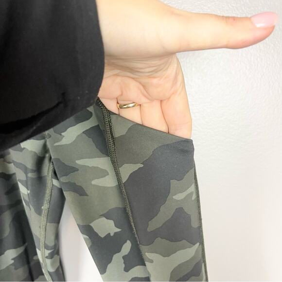 Athleta Ultimate 7/8 Tight Athletic Leggings Woman’s size XS camouflage green - Picture 3 of 8